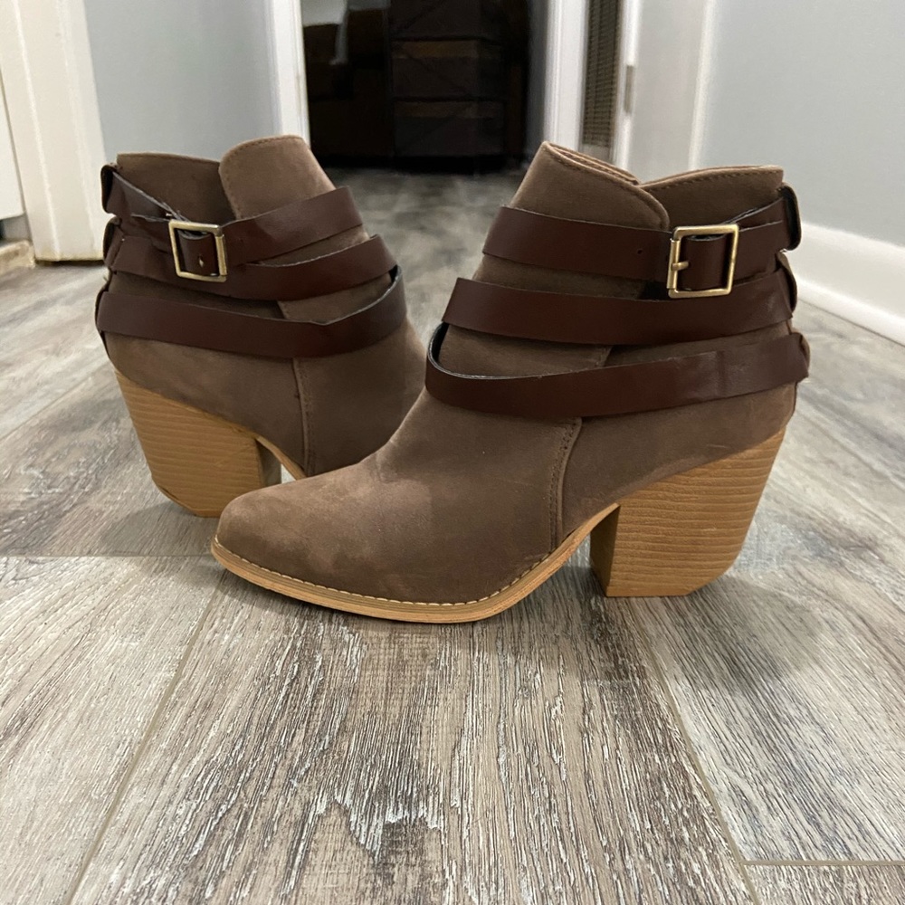 Women tan strappy ankle booties size 7 1/2